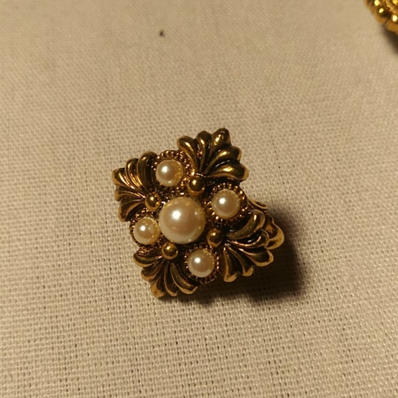 Avon CLIP Earrings Gold Tone w/Pearls - Picture 3 of 4